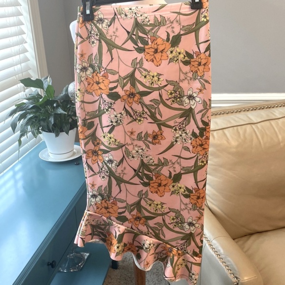 Pretty Little Things Pink floral, scuba pencil skirt with ruffle NWOT
